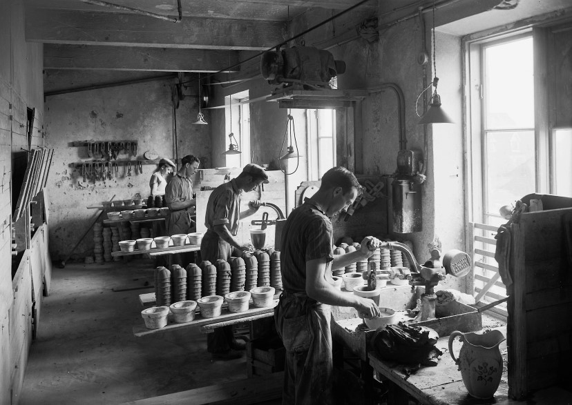 Tillverkning av keramikkrukor på Upsala-Ekeby AB i Ekeby bruk, Uppsala