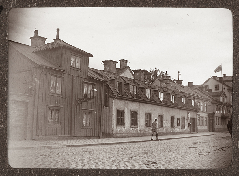 Krogen ”Sju helvetes gluggar” år 1912, Östra Ågatan, Uppsala. Foto: August Fredrik Schagerström/Upplandsmuseets arkiv.